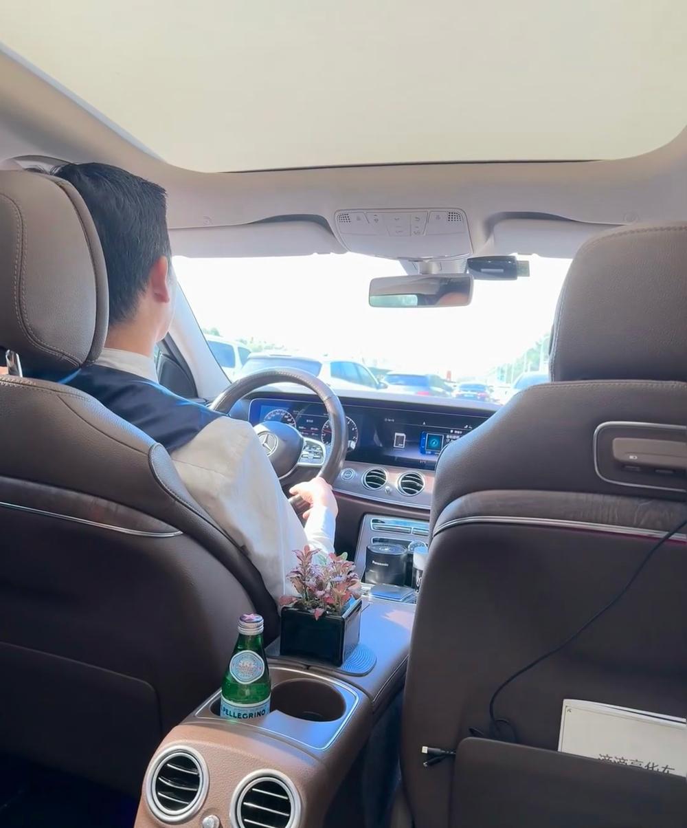 你发现没？现在满大街都是网约车，可还是有好多出租车司机不选择去开网约车，我身边就