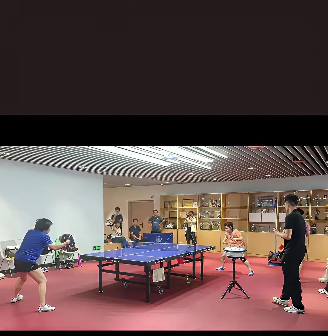 深大幼儿园的小团子们聚齐了，蒯蔓，覃予萱，平野美宇，就莎莎还没到了，乒超联赛现场