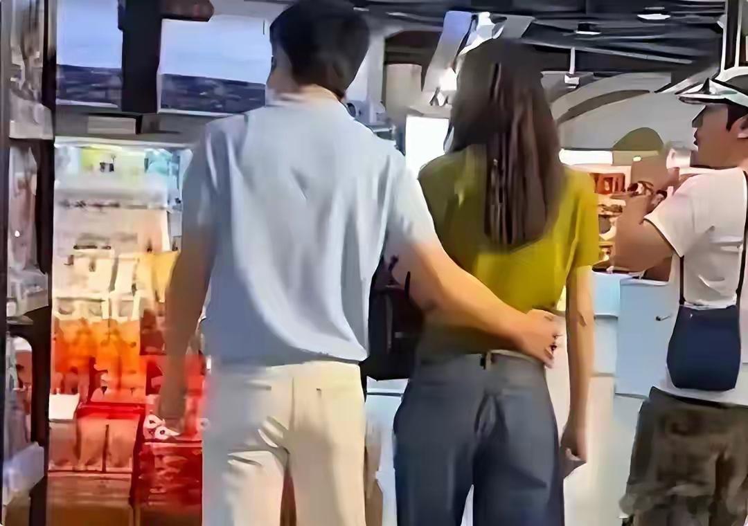 昨晚去散步有点累，我就在公园的秋千上坐了一会儿，闭上眼睛吹着风儿还挺舒服的。突然