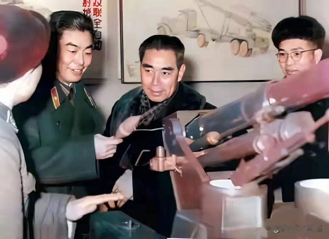 1959年12月23日，周恩来总理视察哈军工炮兵工程系时，听取副院长刘居英将军（