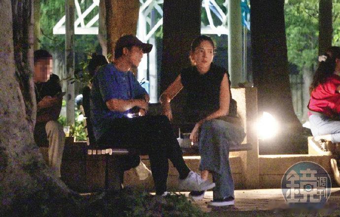 邱泽许玮甯甜蜜搂腰逛市集台媒镜头下，邱泽全程贴心护妻，许玮甯素颜也难掩气质。没