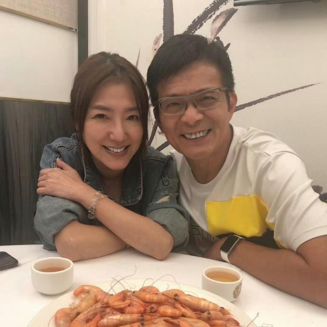 64岁黄日华被曝新恋情，关宝慧贴心陪伴，好友任达华透露两人好事将近​