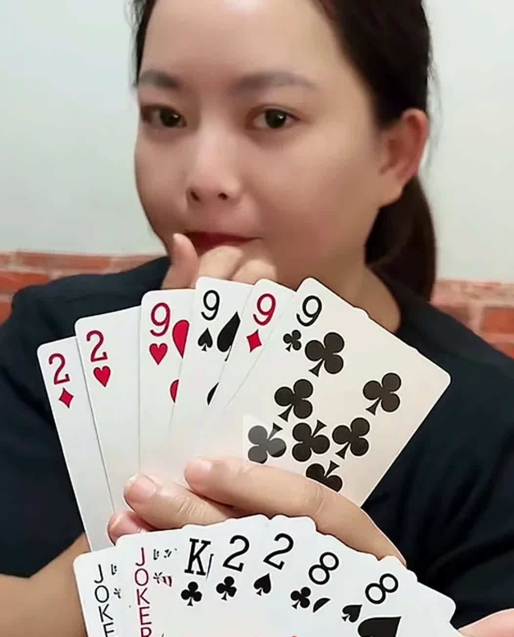 我对面小姐姐说了，这把牌我要是打赢了，她就做我嫂子。如图所示。这把牌