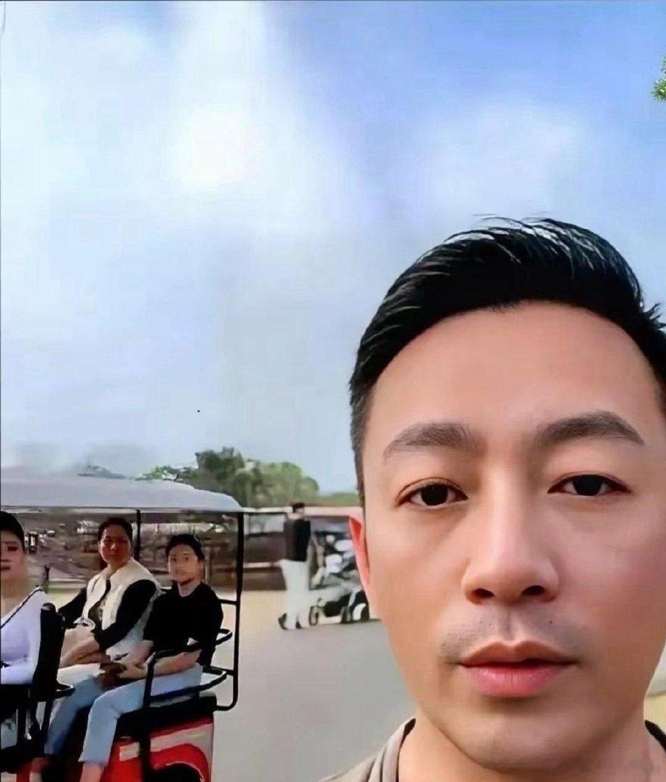小玥儿终于露面啦，不得不感叹基因的厉害！这小家伙年纪轻轻，面对镜头一点不害怕，大