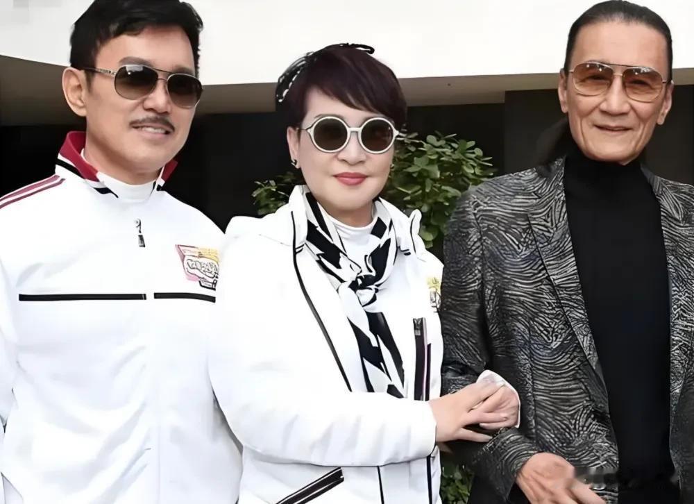 狄波拉的丈夫江耀城，真正让人佩服的，是他能坦然面对谢贤这个特殊存在。狄波拉与谢贤