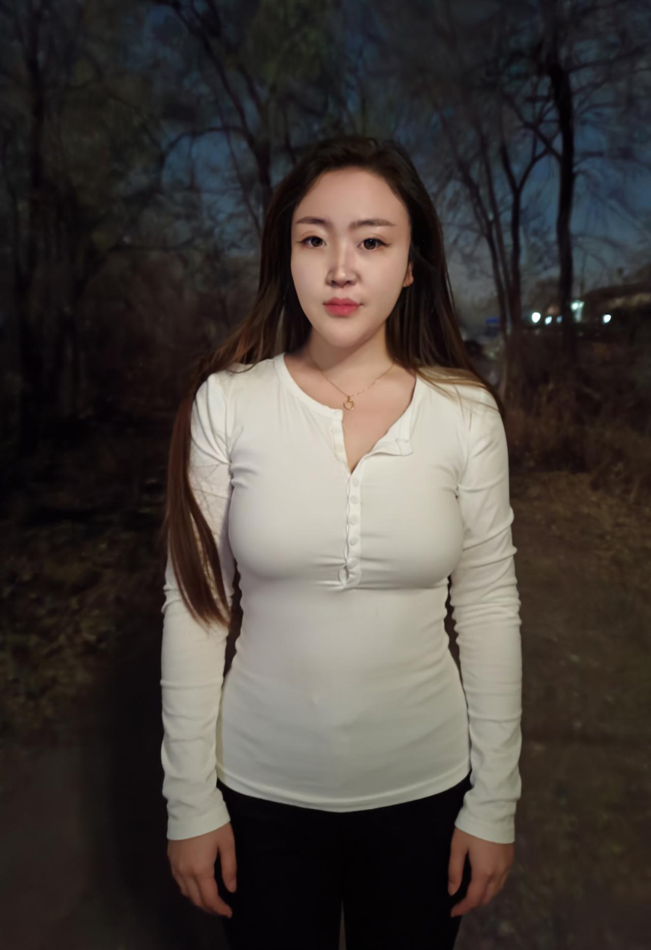 我与夜色对峙，树影是旁观的证人白衫裹着心跳，在冷空气中起伏那些未出口的话，都