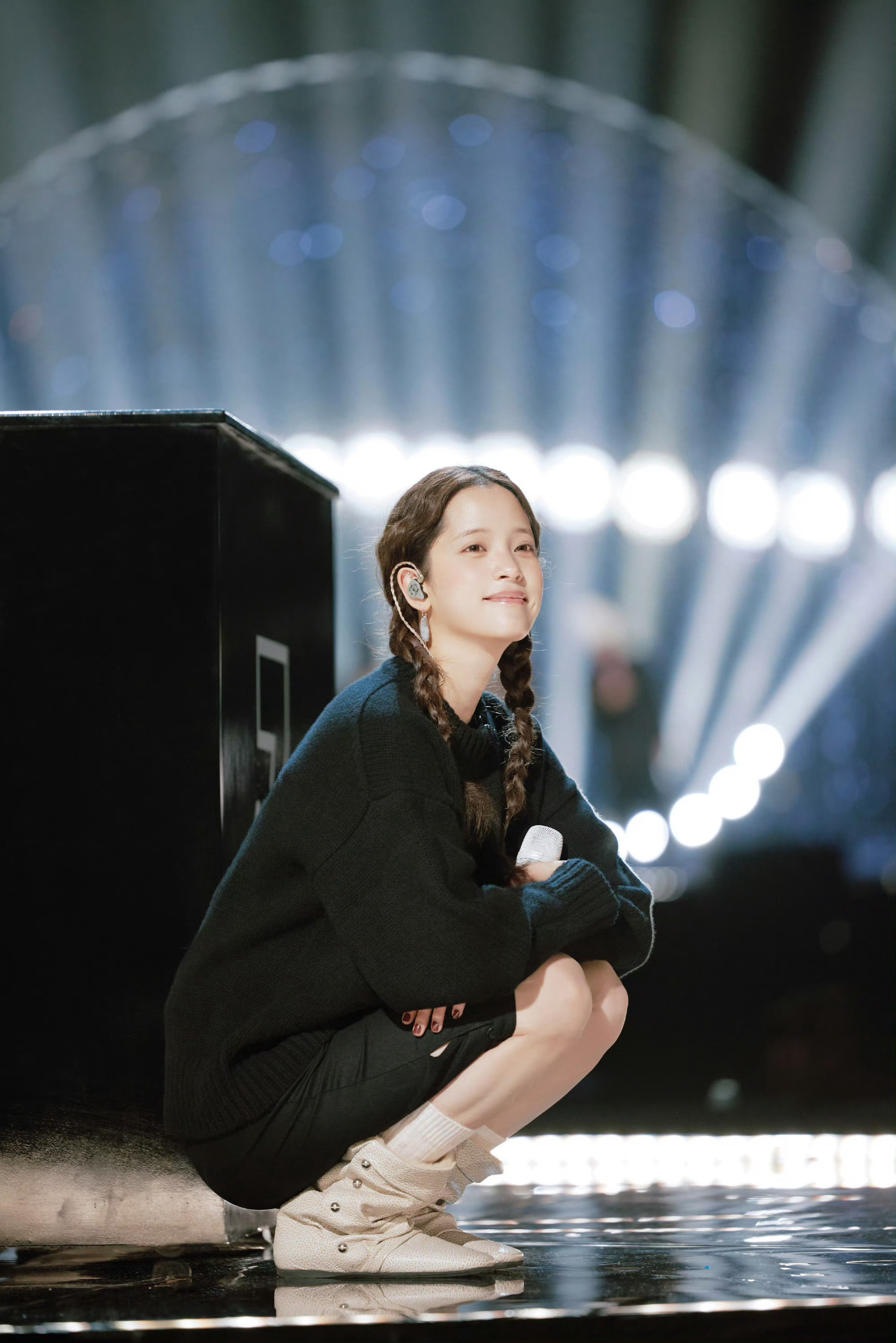 欧阳娜娜唱青春呐对味了欧阳娜娜简约麻花辫清爽又灵动，满满的少女元气扑面而来，像极