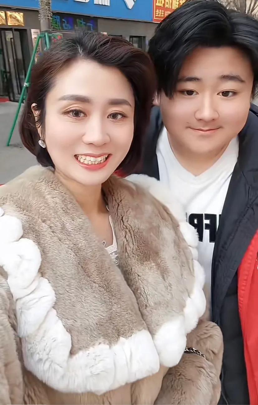 玲宝短短36岁，完成了别人46岁的任务，事业比一般人成功，关键二婚后二个儿子依然