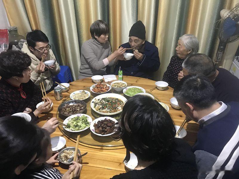 我今年七十四岁，老伴中风后半身不遂，原本打算请个居家保姆，可月薪最低也要八千块。