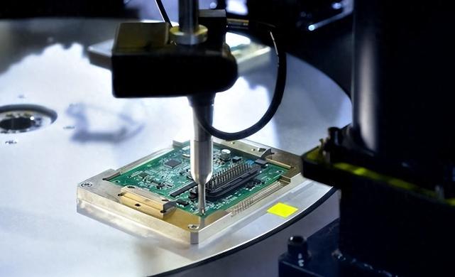 ASML指责中国研发光刻机后,哈工大再获突破！美媒：还怎么制裁？这事