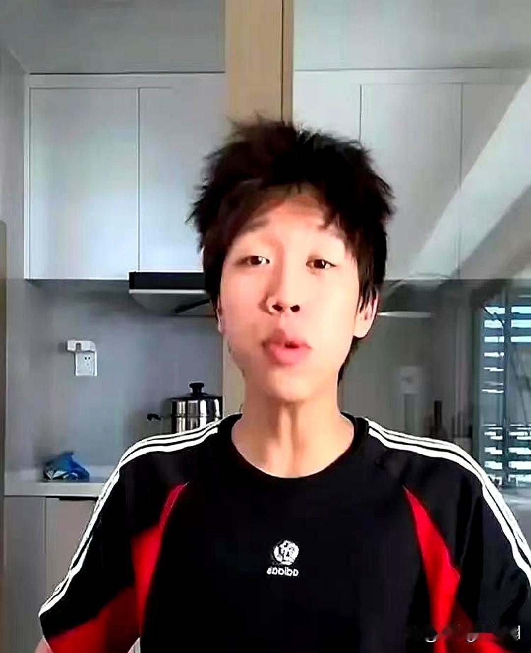 这就是闫学晶的侄子，他叫闫浩博，今年25岁，毕业于中央戏剧学院，表演系并就读中俄