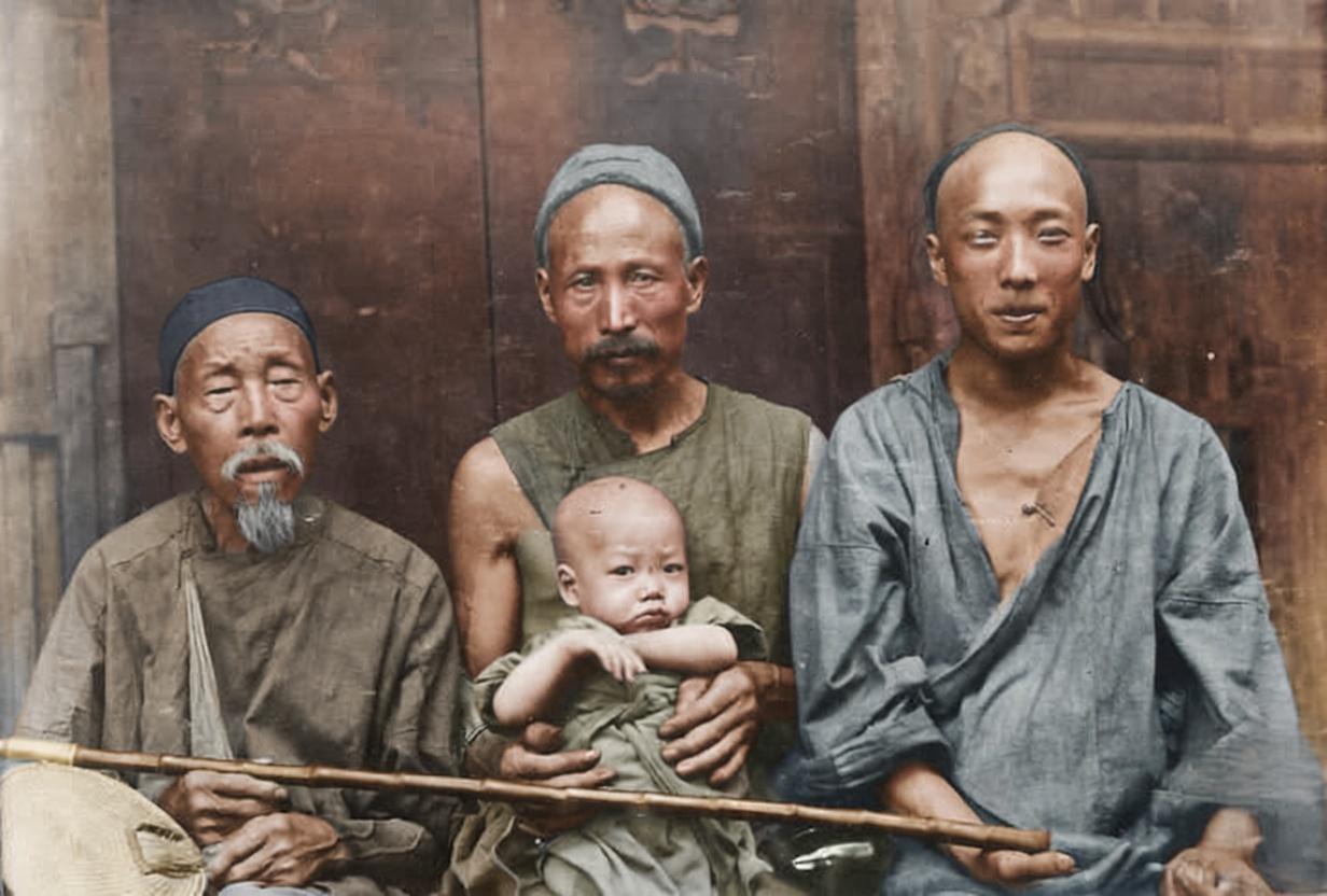 这张照片是一张极其珍贵的晚清平民家庭影像，大概率拍摄于清末民初的四川地区，定格了