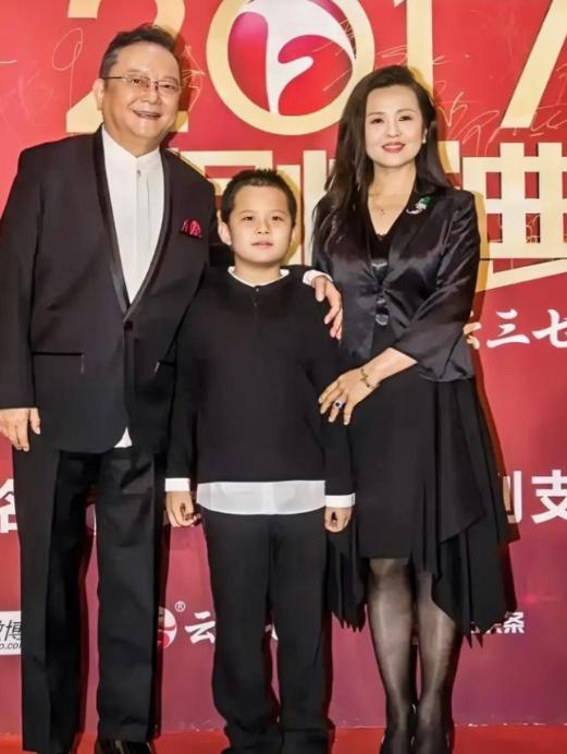 77岁的王刚，60岁的时候得了一子，本以为晚年可以安享清福，没想到现在17岁的儿
