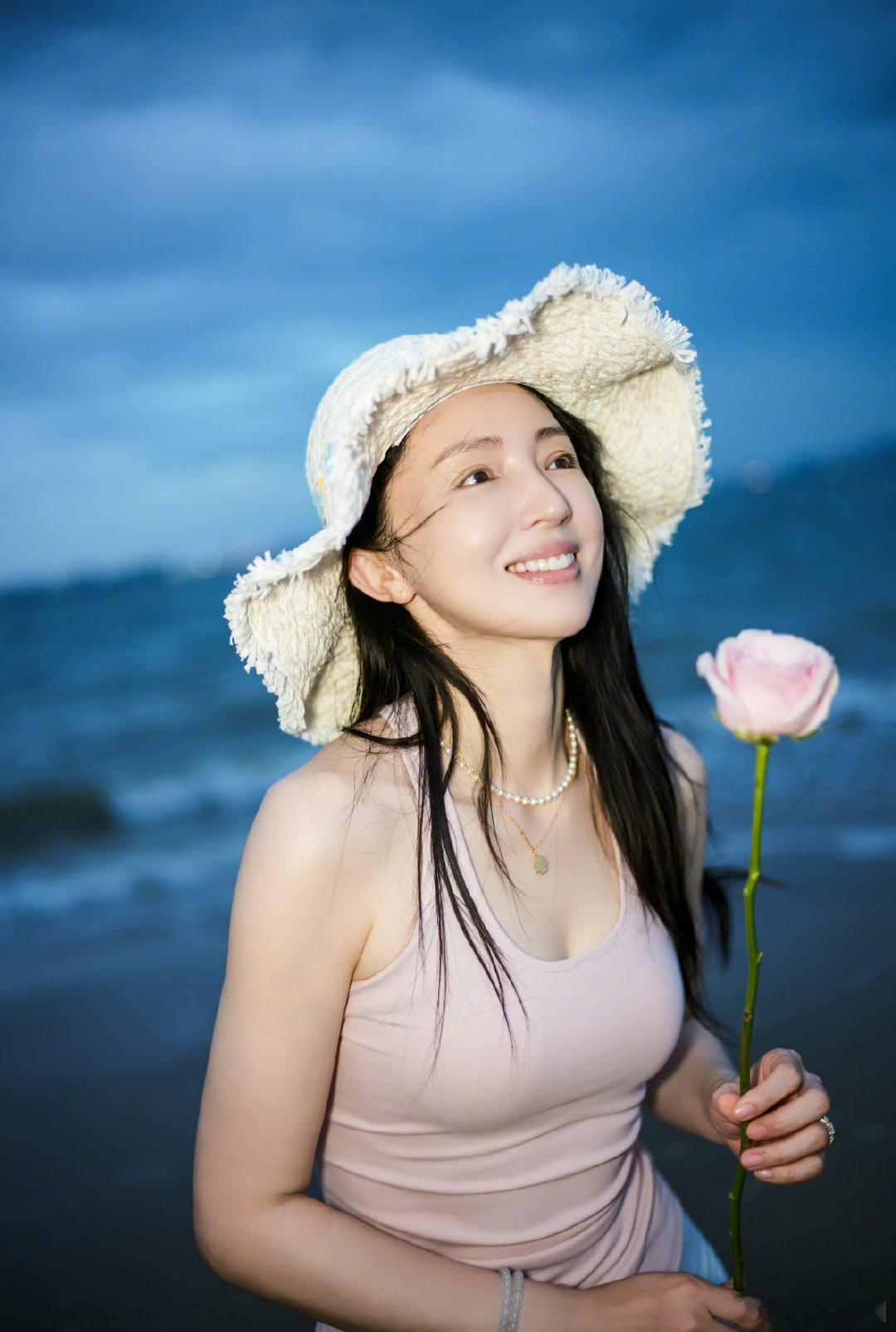 董璇头戴玫瑰随拍这组随拍把女性独有的温柔氛围感拿捏住董璇46岁素颜状态