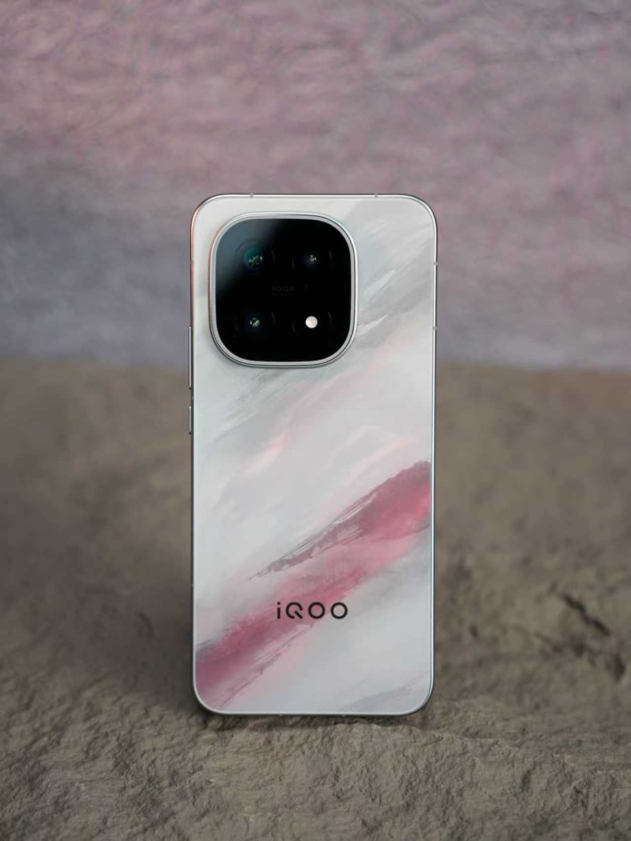iQOO15这代的设计真的很有意思，特别是“凌云”这款配色，它的后盖有渐变效果