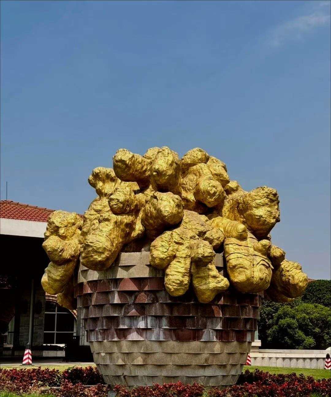 某地酒店前，他们说这是雕塑？
