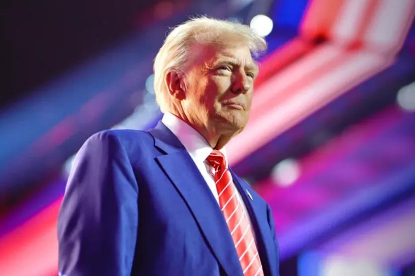 一艘装着美国卖给台湾第一批军火的货轮，正往台湾海峡开过来。美国那边放出狠话，说要