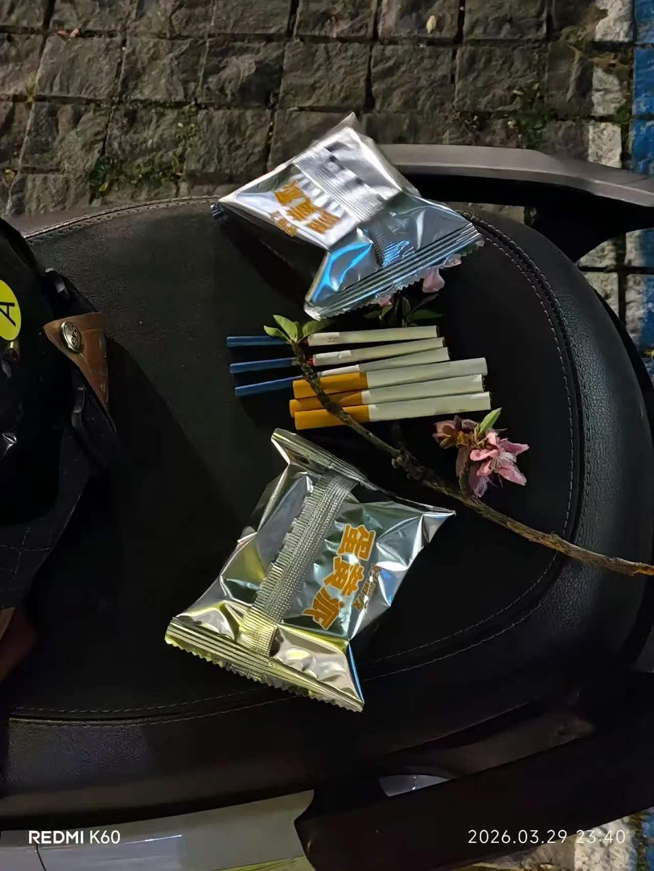 不胜唏嘘，不胜唏嘘。3月29日，网友路过张雪峰公司楼下，发现他心爱的小摩托孤独