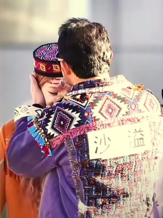 沙溢宋雨琦额前互动刷屏，4K生图曝并非亲吻近日，《奔跑吧》新疆特辑录制现场，