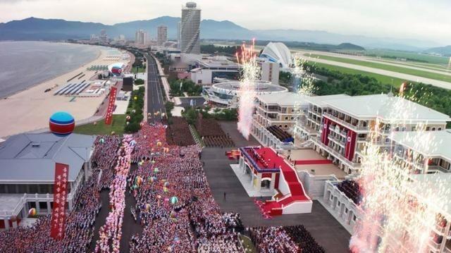 一夜之间，朝鲜战略核潜艇王炸亮相，预警机，驱逐舰，潜射导弹都有了！朝鲜等了30多