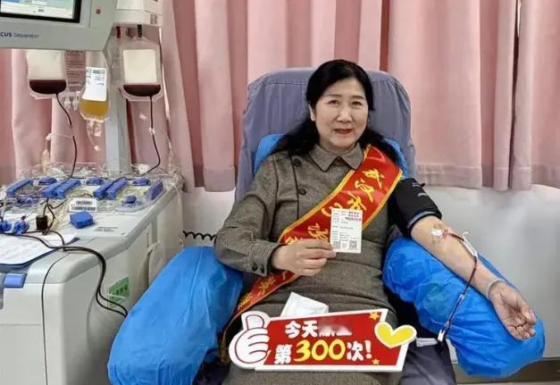 明明是大好事，怎么偏有人嚼舌根？最近武大女博导潘迎春21年献血300次的事，愣是