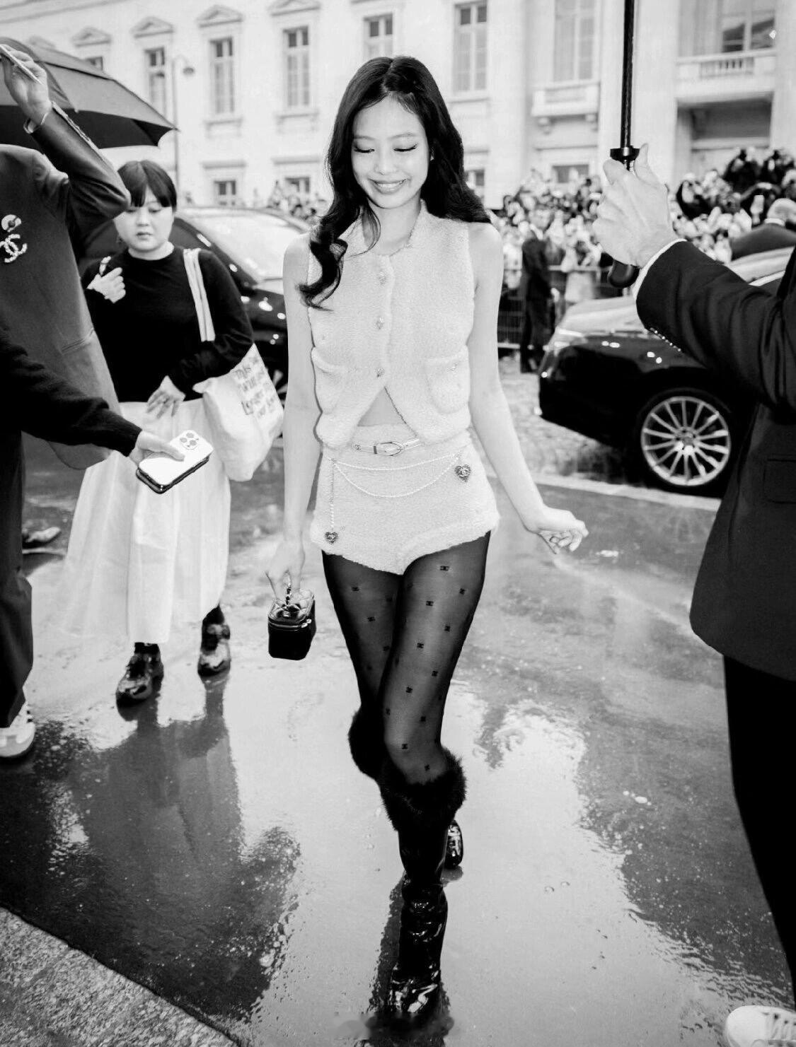 jennie巴黎时装周一袭香奶奶羊羔毛套装配黑袜高靴，珍珠腰链点缀还挺别致妮妮真