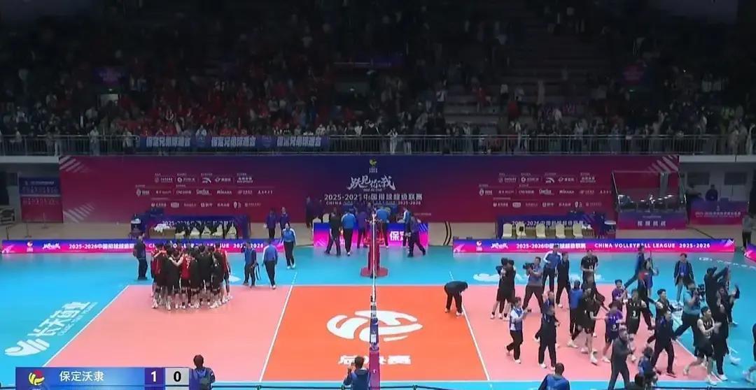 东方不亮西方亮天津男排创历史首冠圆了全团梦这次排超联赛，天津男排客场3比1力