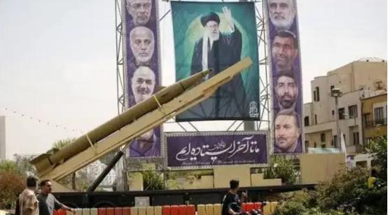 被炸毁12万栋建筑、死伤近3万人，换作一般国家早就崩溃求和了。 但伊朗偏不，