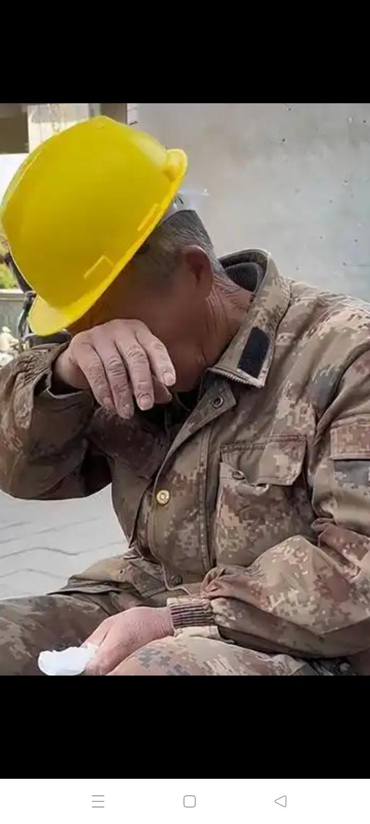 邻居刘叔今年60岁了,上个月和儿子打了一架,带着身体上的伤和心里的伤离开了他经营