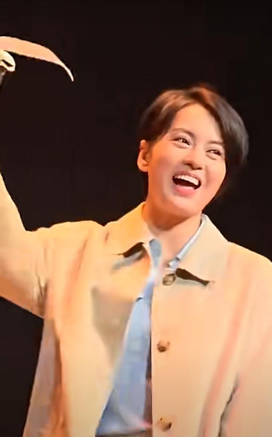 梁咏琪的美貌被低估了近日，梁咏琪在成都高新中演大剧院主演了话剧《我们成为的她