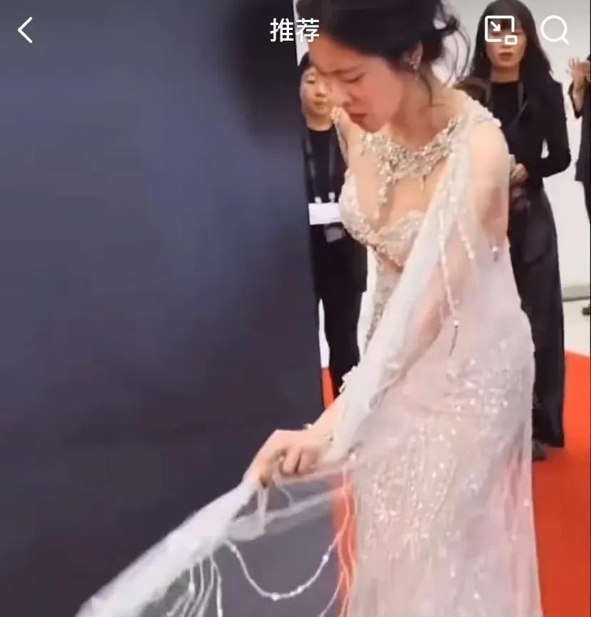 一个0.5秒的下蹲，扯下了整个名利场“精致人设”的遮羞布。这动作的杀伤力，在于