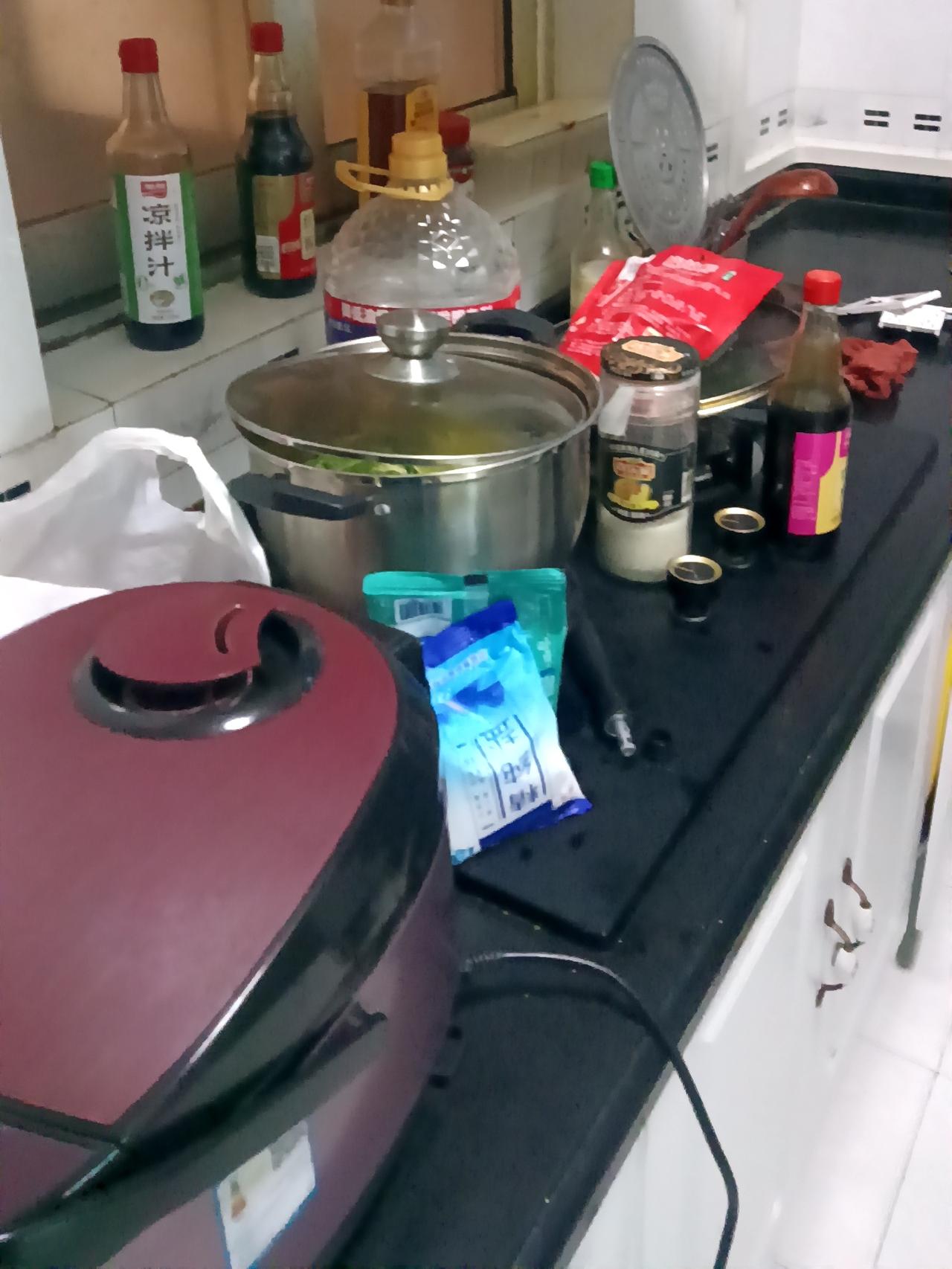 我家厨房就是当代年轻人“不敢消费”的真实写照。给你们看看我家厨房，这哪是做