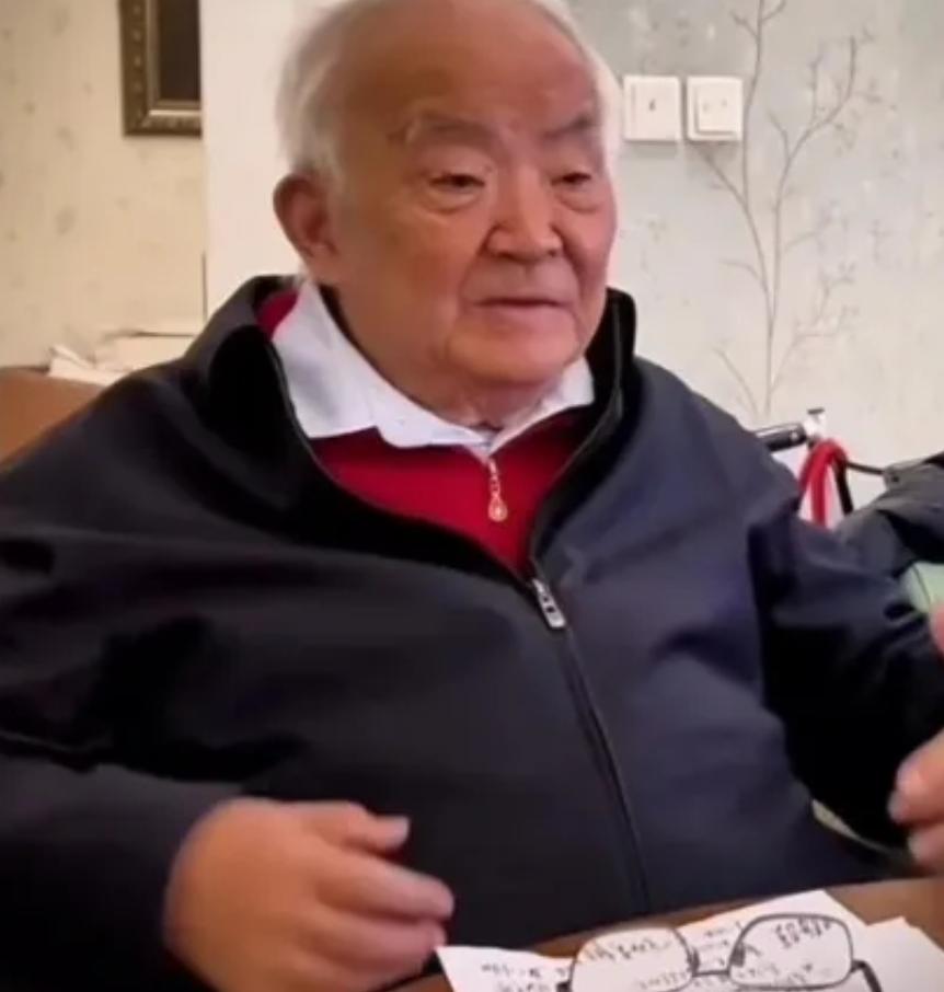 北京大学教授钱理群，退休后主动变卖市区常住房产住进了养老院。让他没有想到的是，他