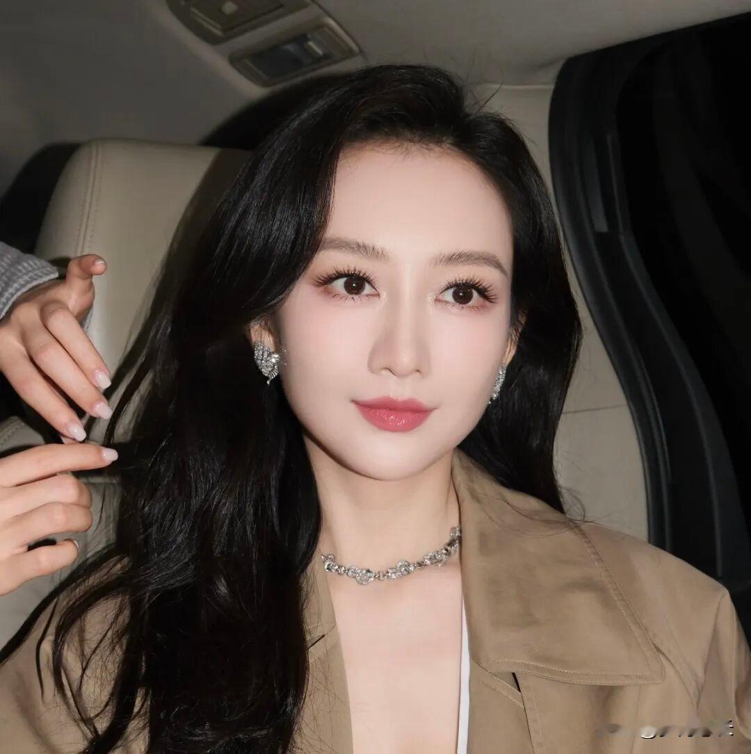 一件小事，就能看清一个女明星的处境变化。2025年底，王鸥被拍到牵着小女孩逛