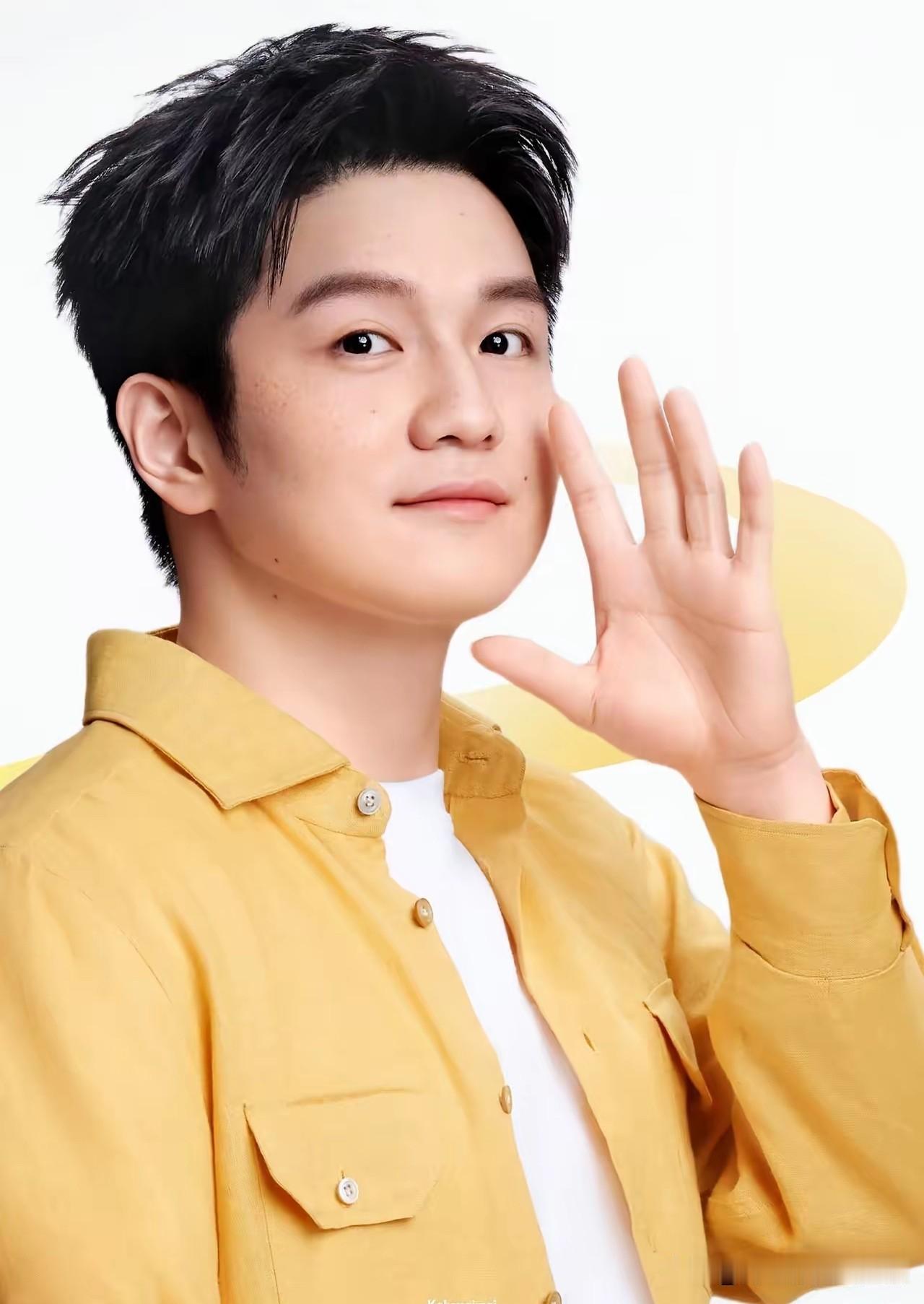 樊振东穿黄色也很帅，真是天选代言人。小胖人在国外，还忙着为代言宣传，可见还是很