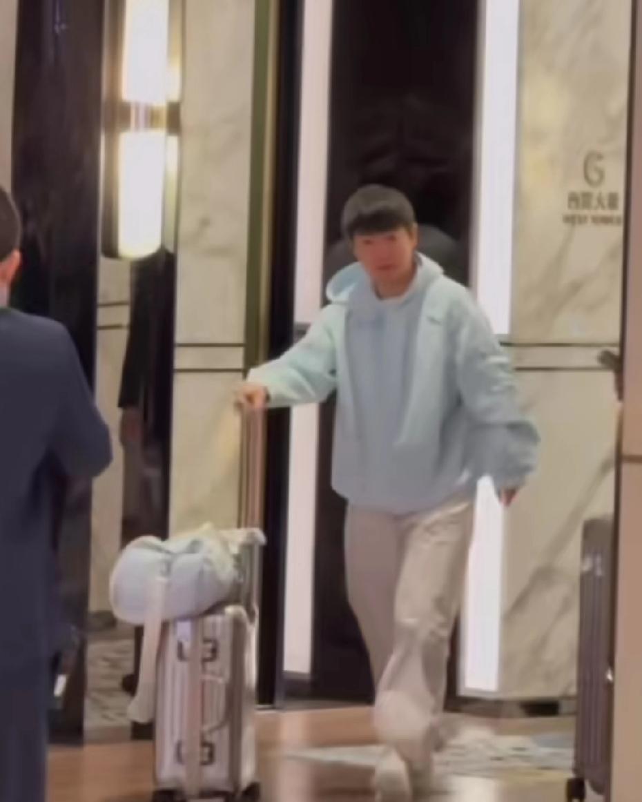 说楚钦走路摇头晃脑的人你们都不看看他脚受伤了呀马不停蹄，4月6日国乒主力回