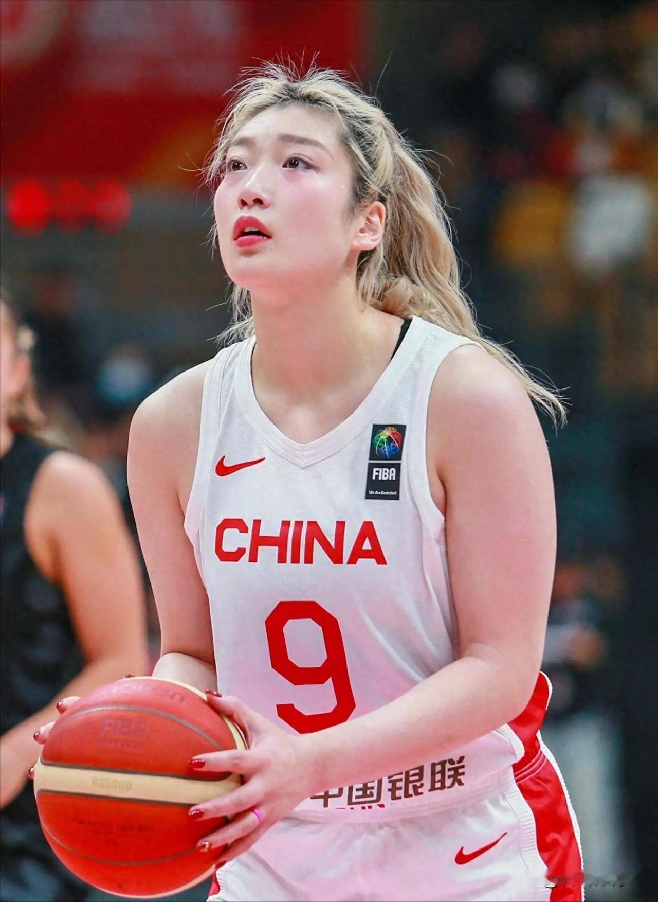 李梦1995年出生，身高185米，体重86公斤，2023年毕业于武汉体育学