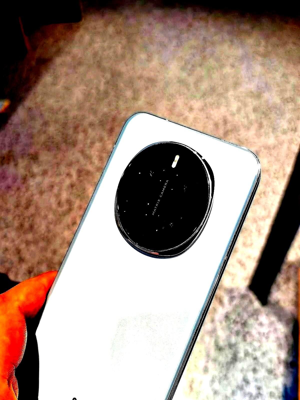 “长焦镜头被砍，外卖小哥们却抢着下单。”荣耀X50GT首销1小时10万台，