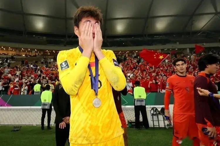 掩面而泣！李昊：对不起球迷输了就是输了没有虽败犹荣北京时间1月25日，U23亚