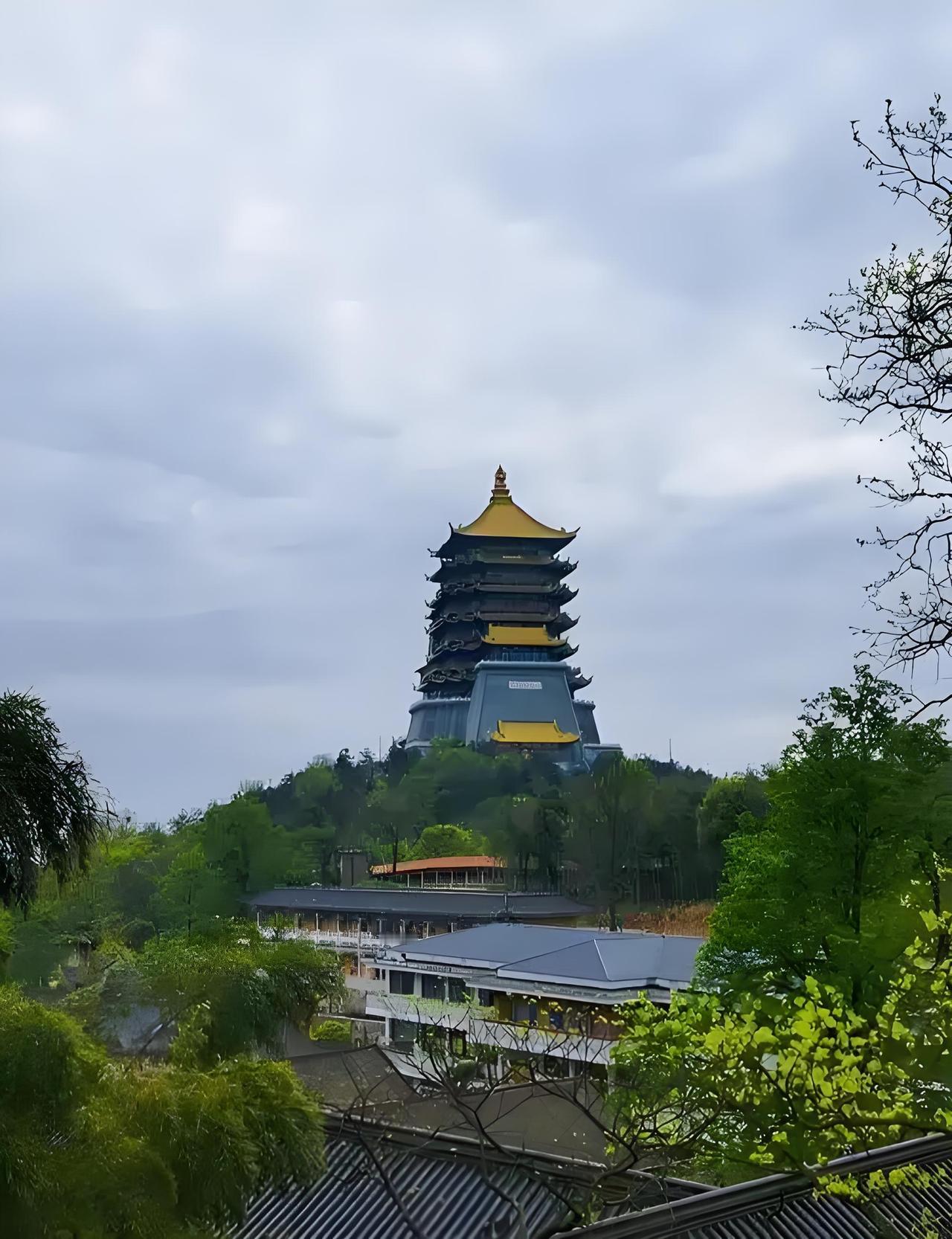 夜游开启，黄石旅游真的跃上了新台阶！下陆区青龙山公园的“湖山在望”观景平台，2