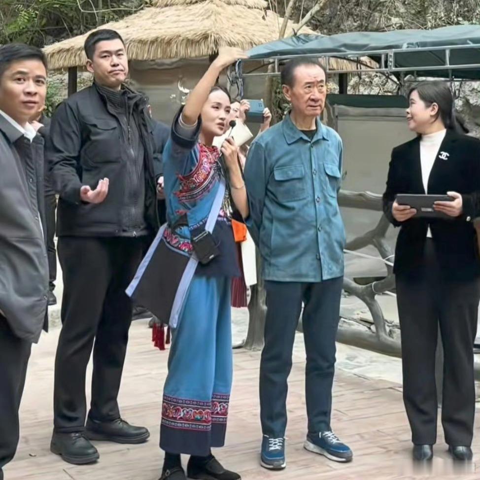 71岁的王健林近日在贵州考察，看着又瘦了很多。