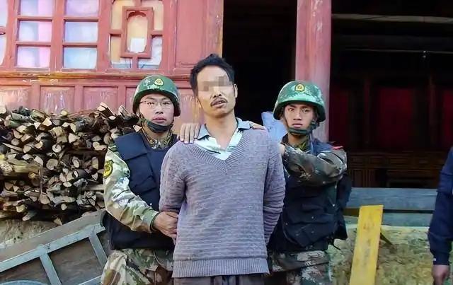 “睡我老婆？一个都别想活！”除夕夜，云南一个农民手持AK47，在爆竹声的掩护下，