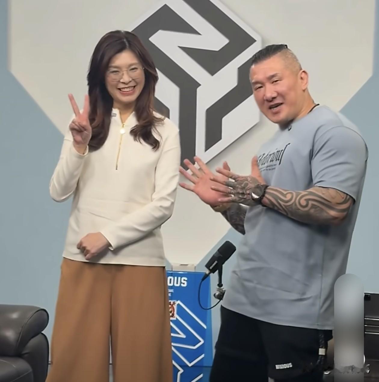 感觉郑丽文真的非常多衣服，昨天晚上上馆长的节目，穿的又是全新的一身衣服，简洁大方