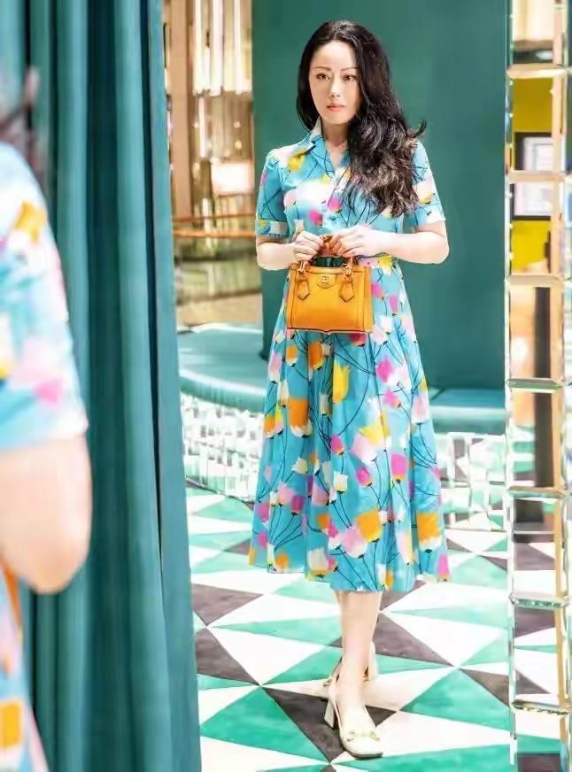 章小蕙的高级感，往往藏在不起眼的细节里，戴上一顶米白色宽檐帽，不仅能遮挡阳光，更