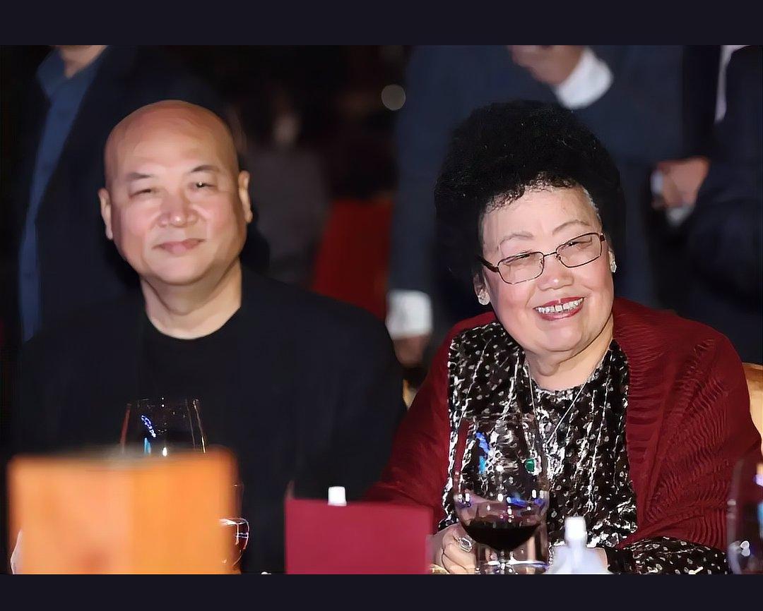 她让紫檀走进生活，自己却一生低调得像个“隐形人”，她就是陈丽华，一个传奇的女性！