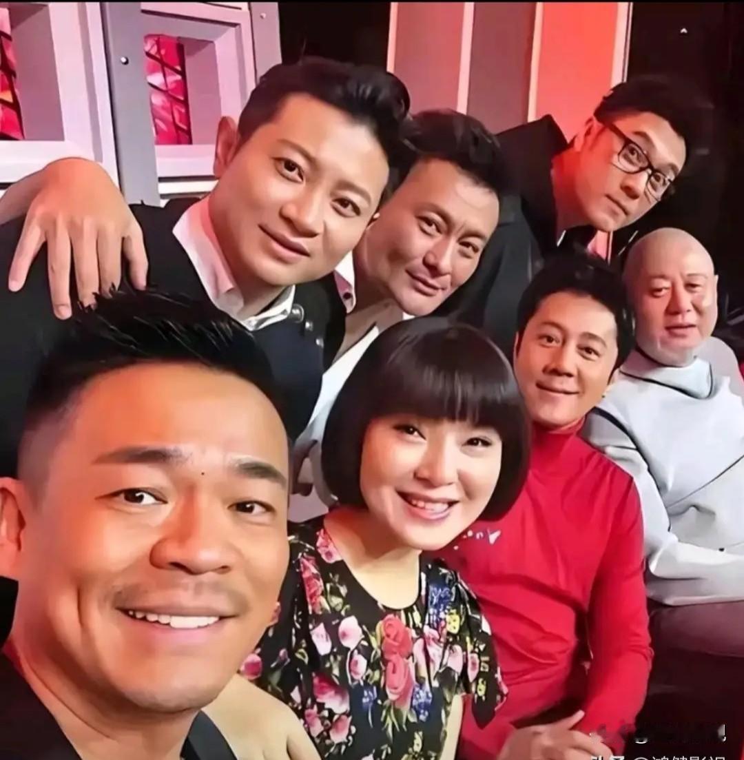 仔细一看，后排就认得出目若朗星，气宇不凡的罗中旭，还有气质尔雅的景岗山。前排左一