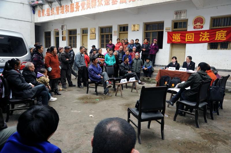 湖南邵阳发生了一起令人痛心疾首的悲剧。一名身患癌症的村民想办理低保，到村委会申请