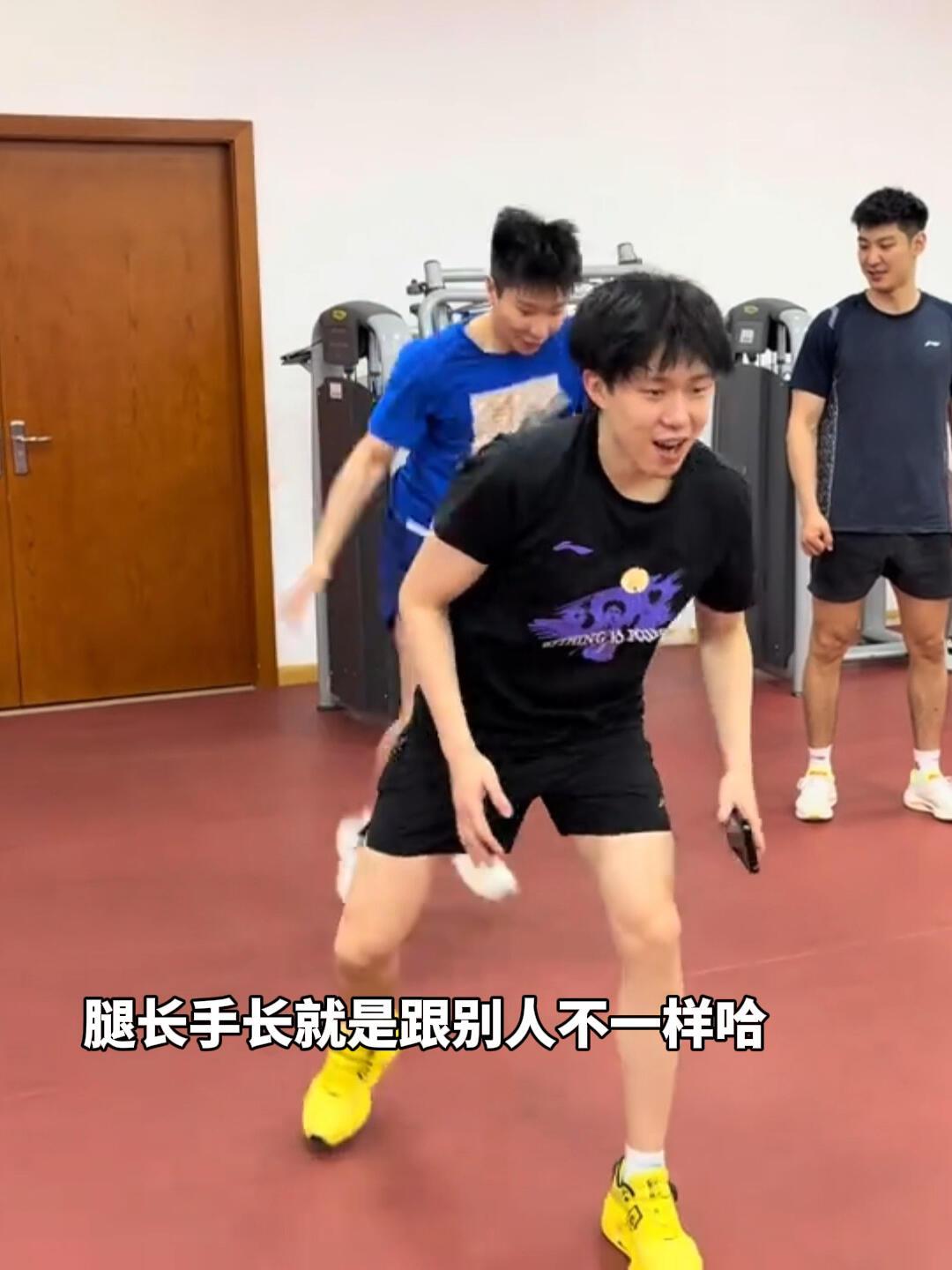 王楚钦一整个活动和训练过程，都大笑，这是非常搞笑，和一群队友兄弟玩，必须开心大笑