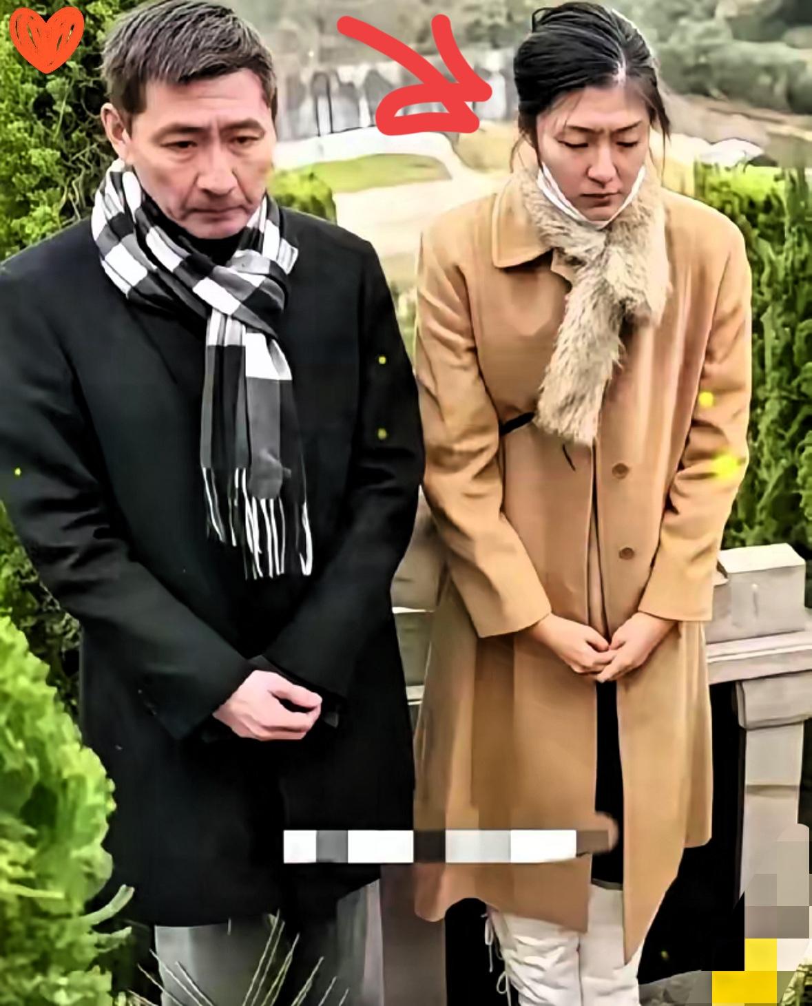 那张照片，让人看了心里一紧。​​张子健带着女儿张依依，站在李婷的墓碑前。父女