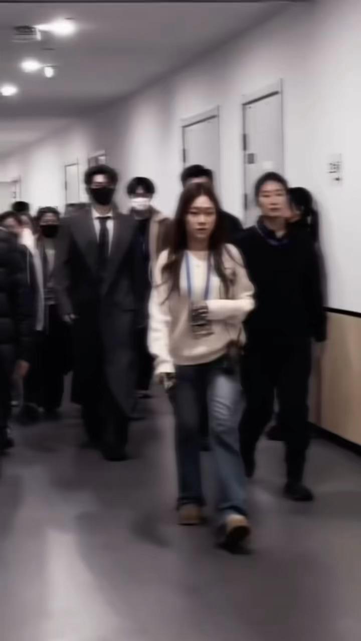 邓为首登央视跨年，盘靓条顺，能跳会唱的邓为真的太合适了！每次听到邓为的歌声都会被